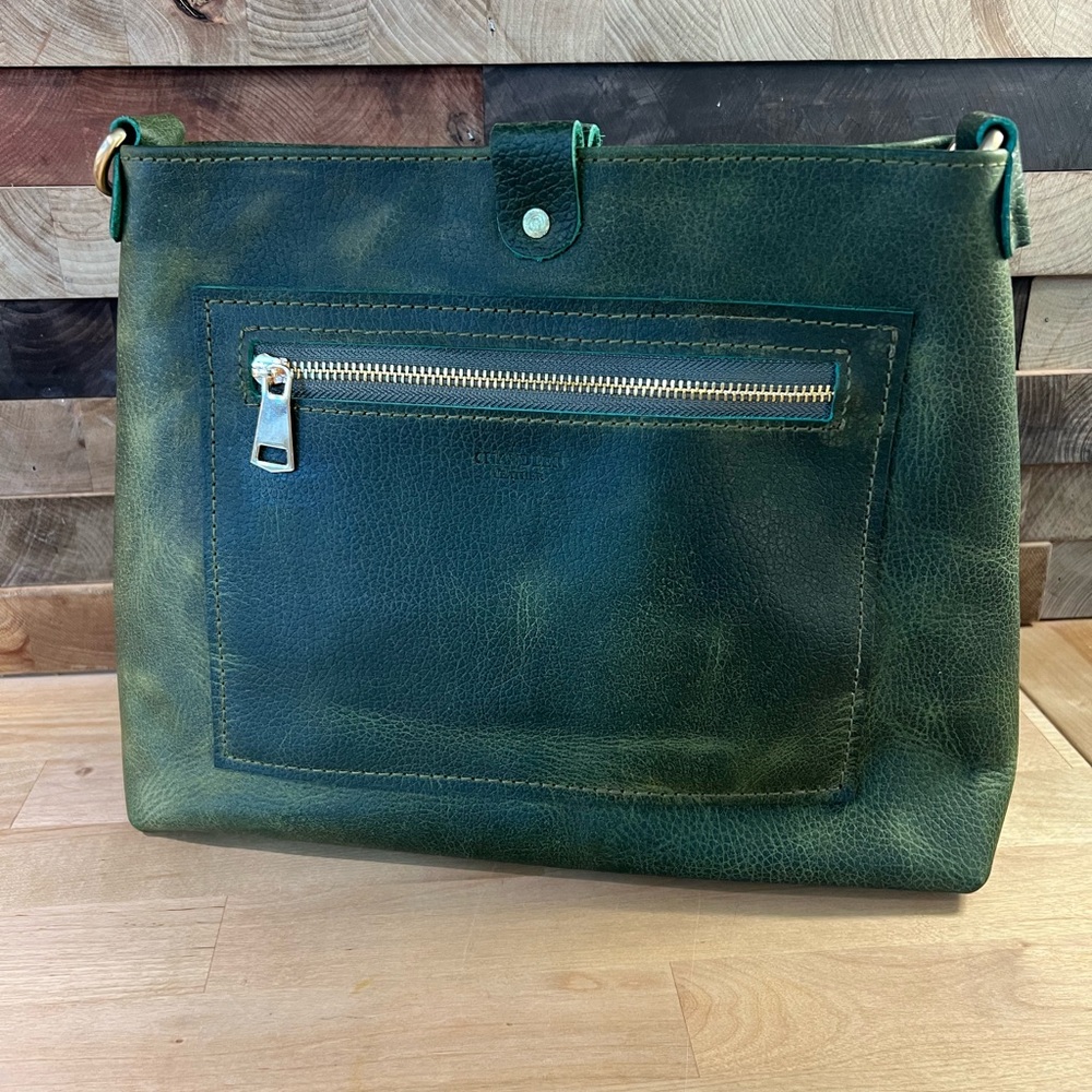 Chandler Leather Medium Taylor in Olive, like new.